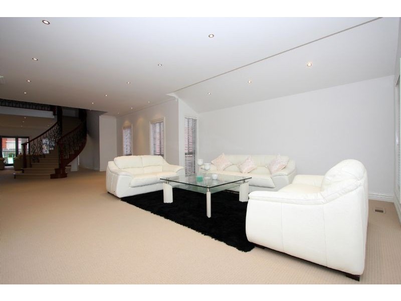 8 Kestrel Road, South Morang VIC 3752