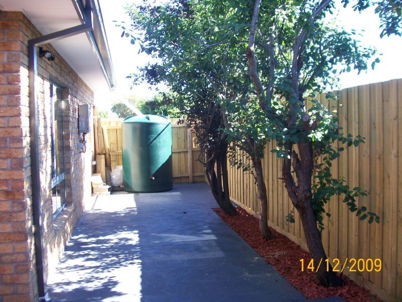 2/11 Lloyd Avenue, Epping VIC 3076