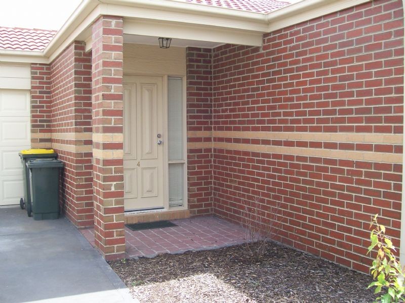 4/12 Pecks Road, Sydenham VIC 3037