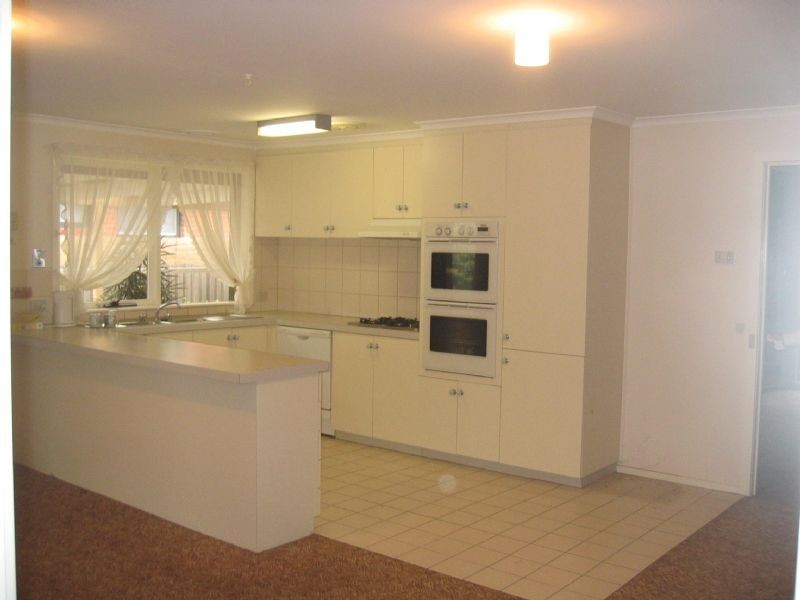 11 Beckington Crescent, Hampton Park VIC 3976