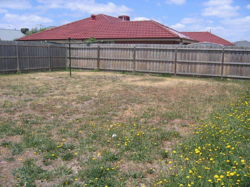 105 Hutchinson Drive, Lynbrook VIC 3975