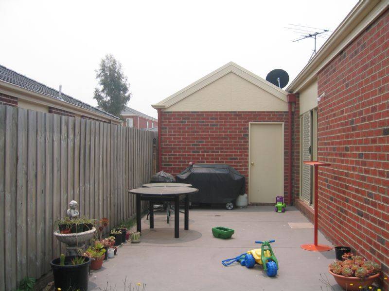 105 Hutchinson Drive, Lynbrook VIC 3975