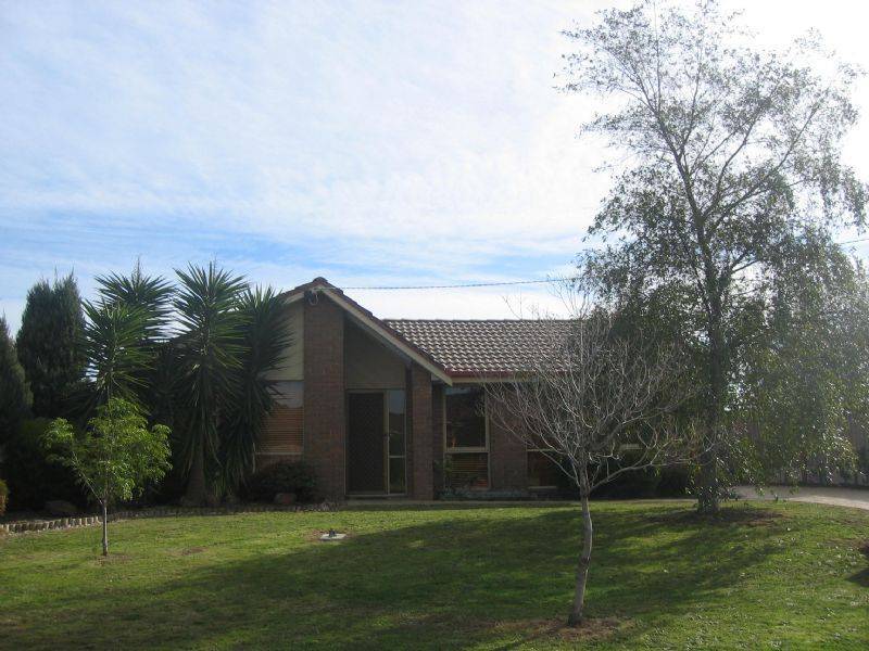 9 General Joshua Drive, Hampton Park VIC 3976