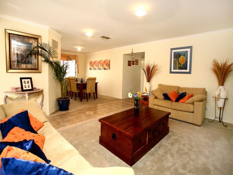 34 St. Bernards Crescent, Lynbrook VIC 3975