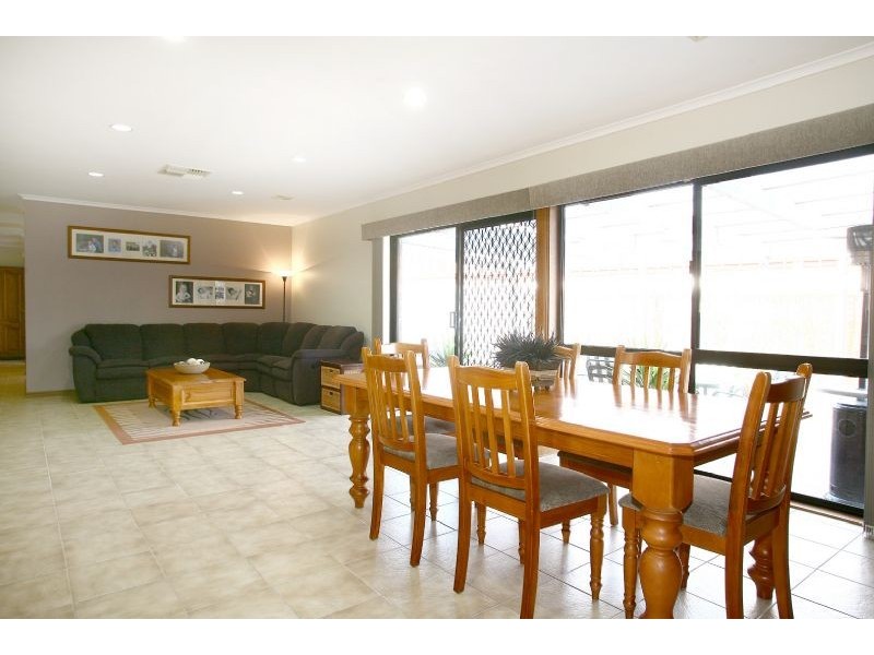 19 Michelle Drive, Hampton Park VIC 3976