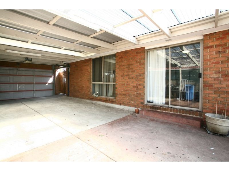 16 Amber Drive, Hampton Park VIC 3976