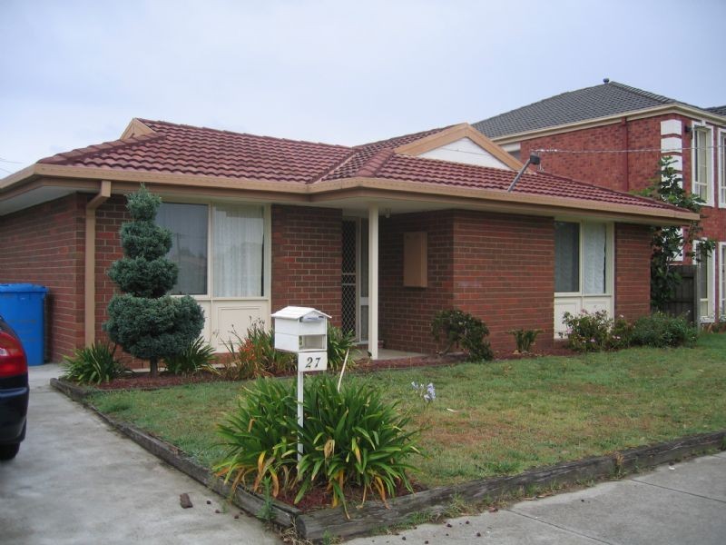 27 Leopold Crescent, Hampton Park VIC 3976