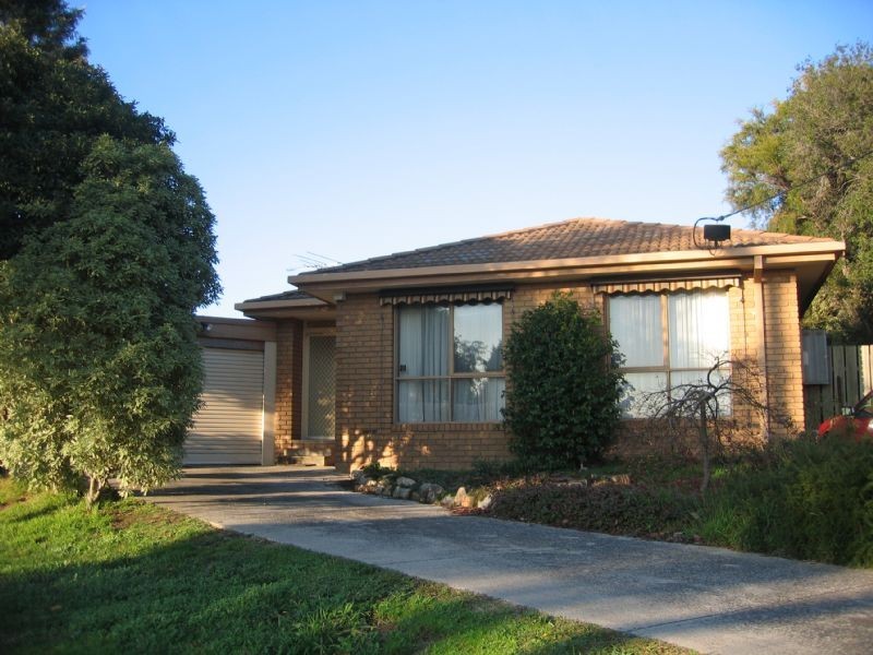 8 Denver Court, Hampton Park VIC 3976
