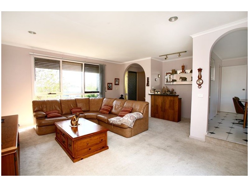 26 Oaktree Drive, Hampton Park VIC 3976