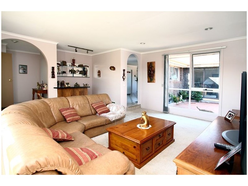 26 Oaktree Drive, Hampton Park VIC 3976