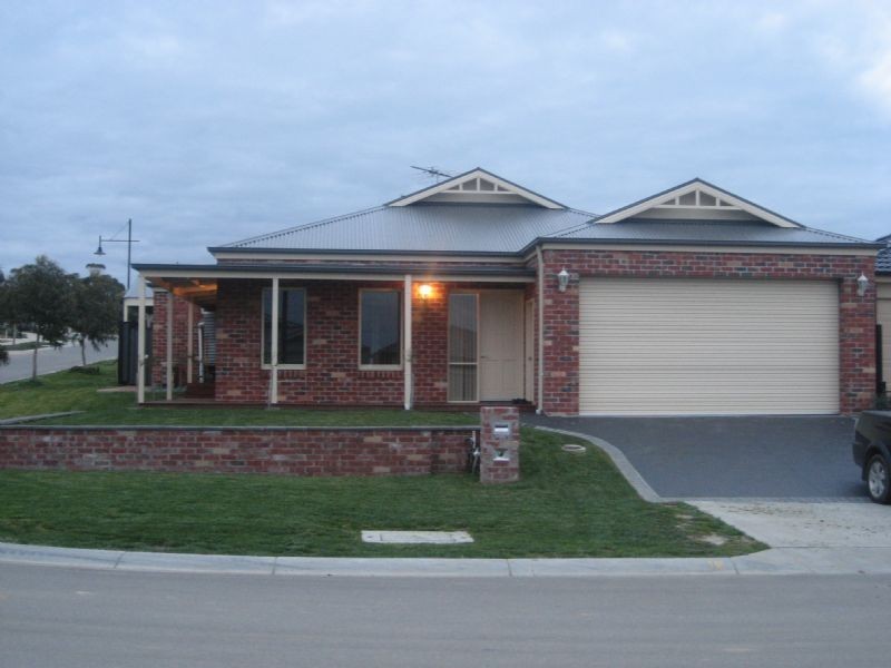 19 Lucerne Circuit, Pakenham VIC 3810
