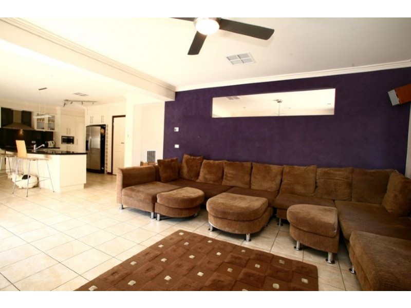 2 Caversham Terrace, Lynbrook VIC 3975