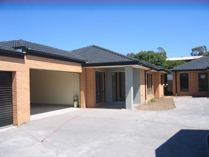 1/64 Grand Central Blvd, Pakenham VIC 3810