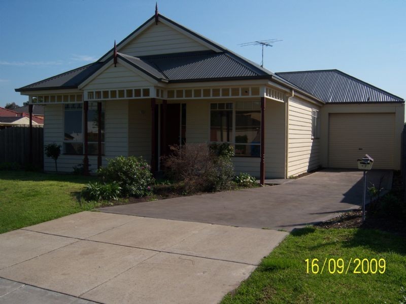 17 Baynton Crescent, Lynbrook VIC 3975