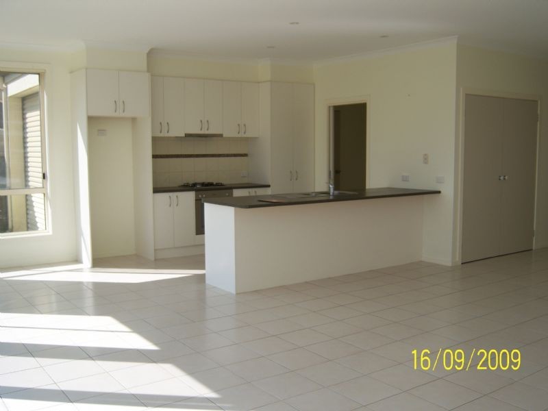 17 Baynton Crescent, Lynbrook VIC 3975