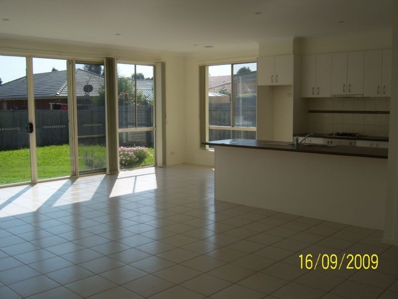 17 Baynton Crescent, Lynbrook VIC 3975