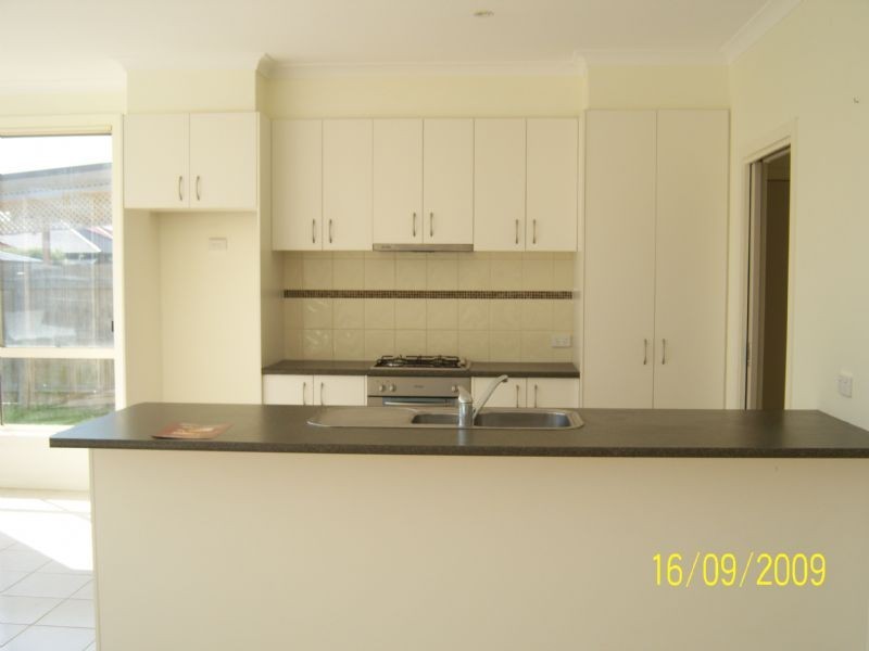 17 Baynton Crescent, Lynbrook VIC 3975