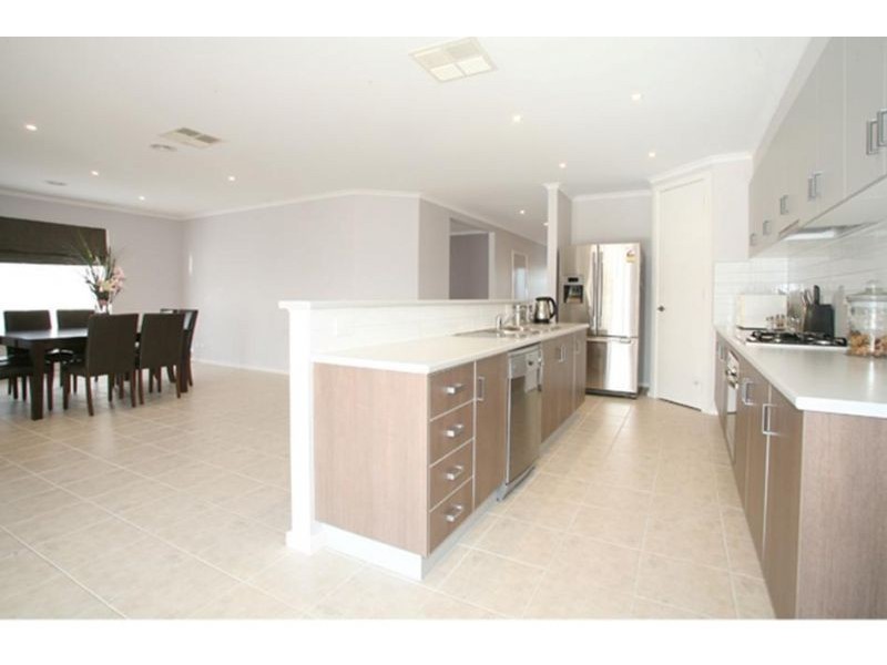 33 Saltbush Avenue, Lyndhurst VIC 3975