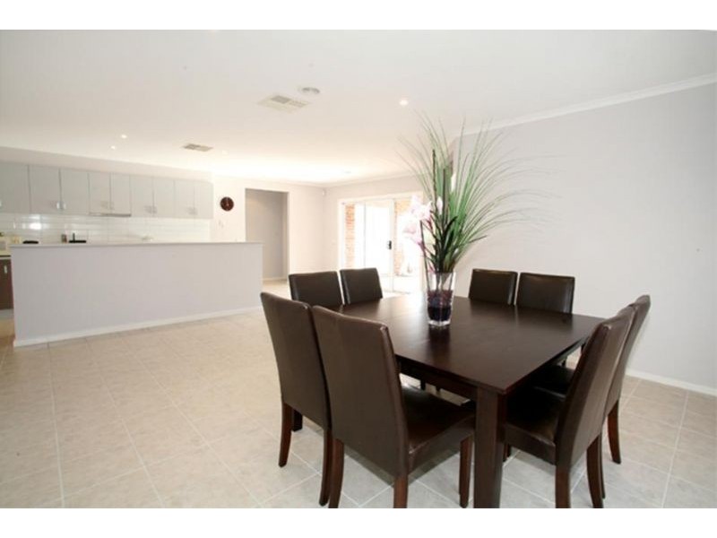 33 Saltbush Avenue, Lyndhurst VIC 3975