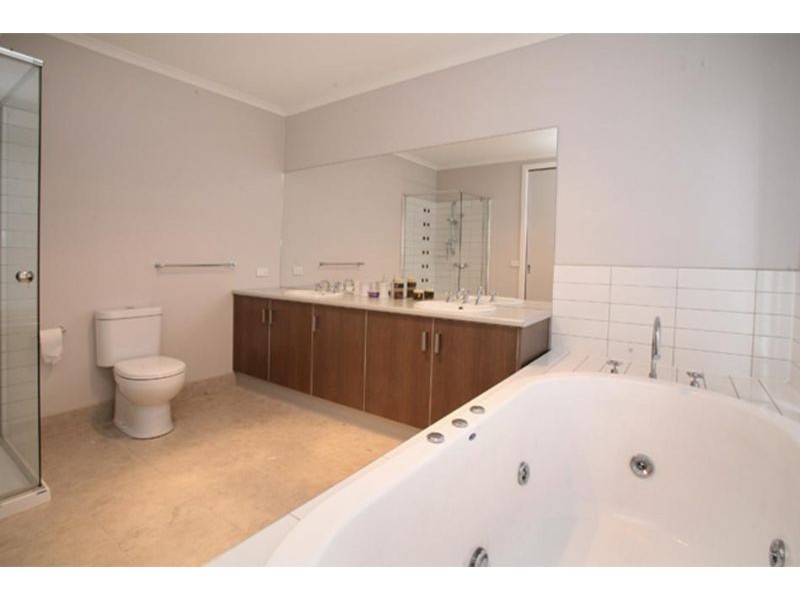 33 Saltbush Avenue, Lyndhurst VIC 3975