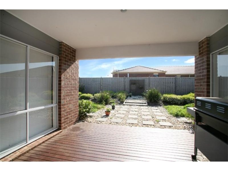 33 Saltbush Avenue, Lyndhurst VIC 3975