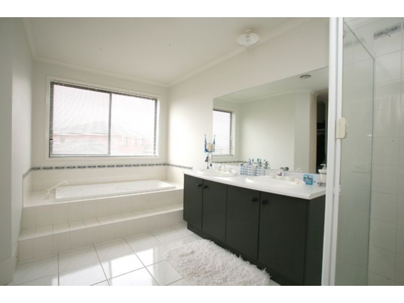 33 Arrino Crescent, Hallam VIC 3803