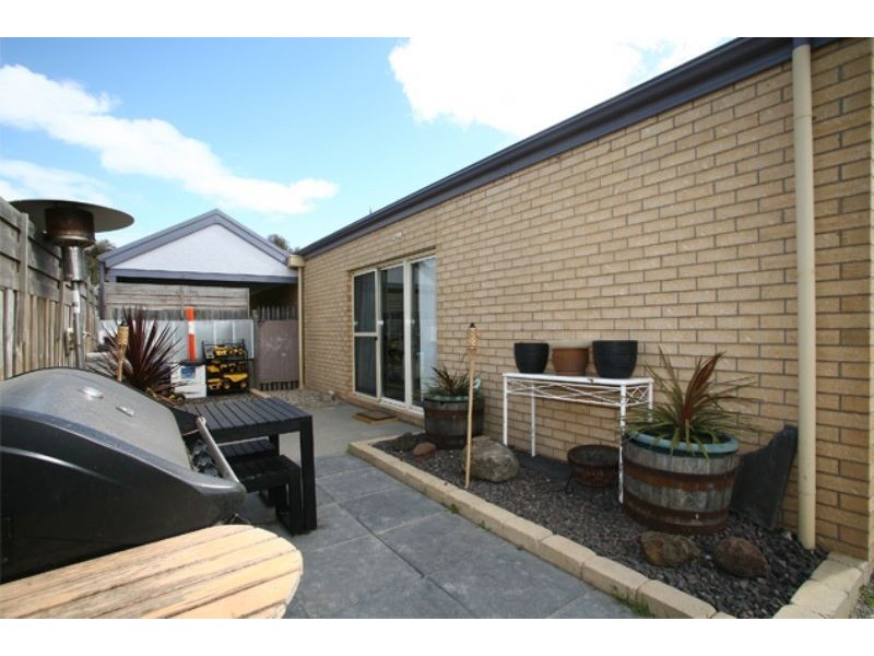 6 Cato Parkway, Lynbrook VIC 3975