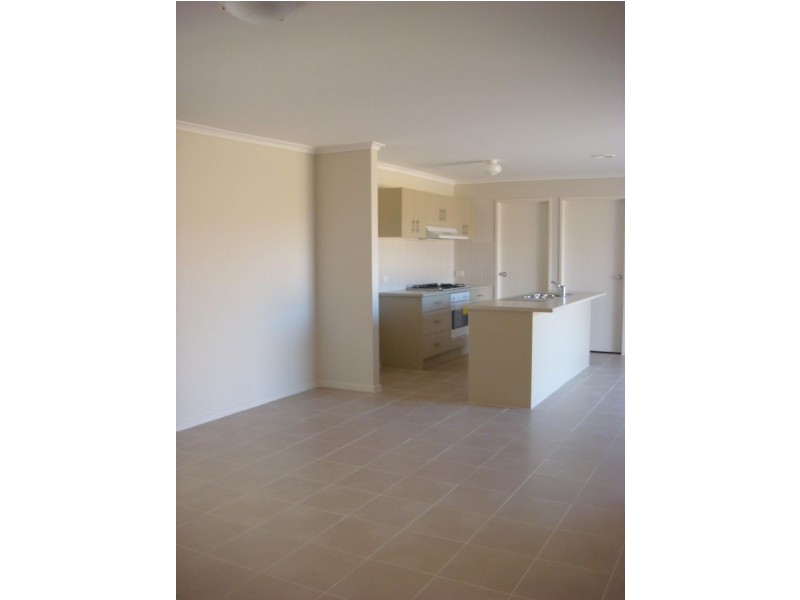 8 Tarragon Court, Lynbrook VIC 3975