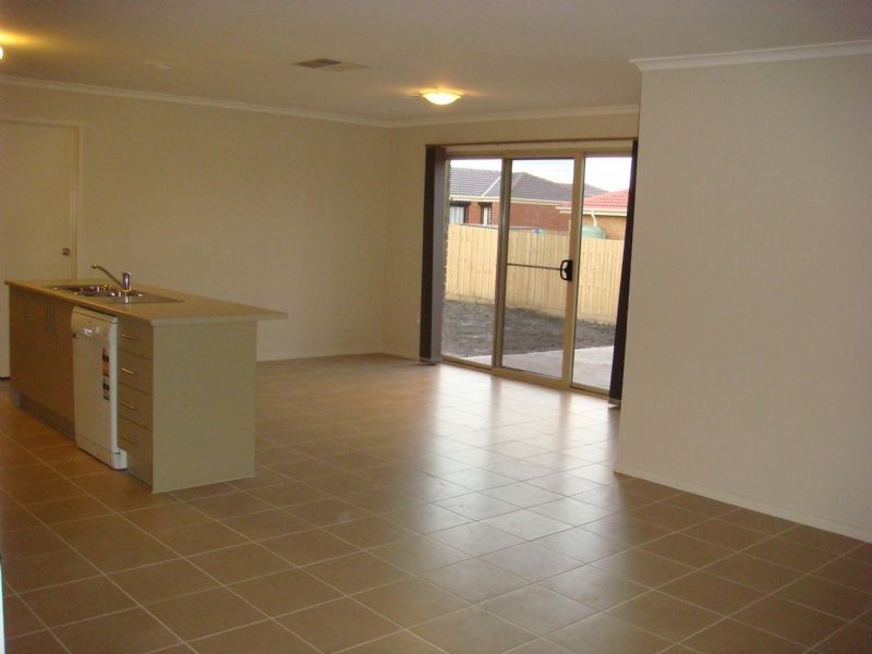 8 Tarragon Court, Lynbrook VIC 3975