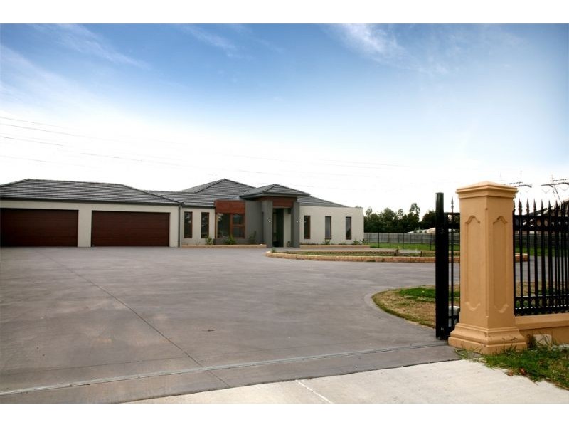 4 The Grove, Hampton Park VIC 3976