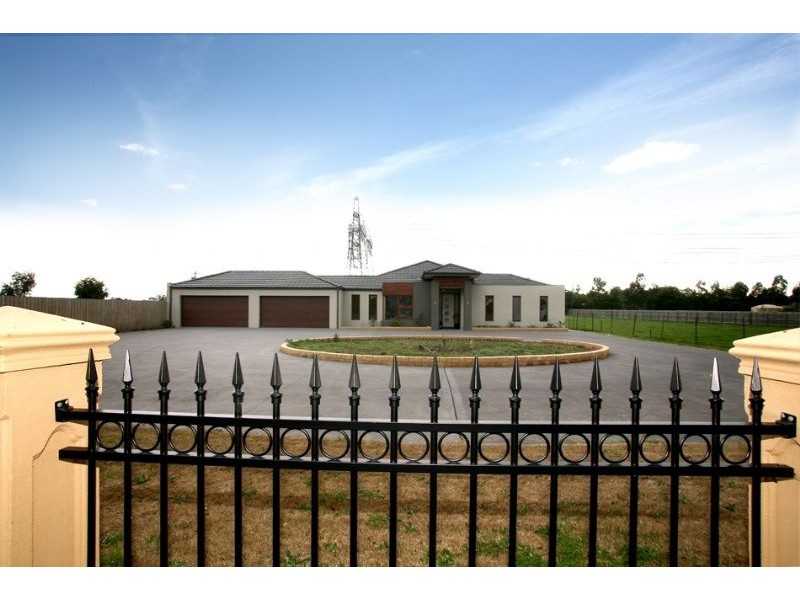 4 The Grove, Hampton Park VIC 3976