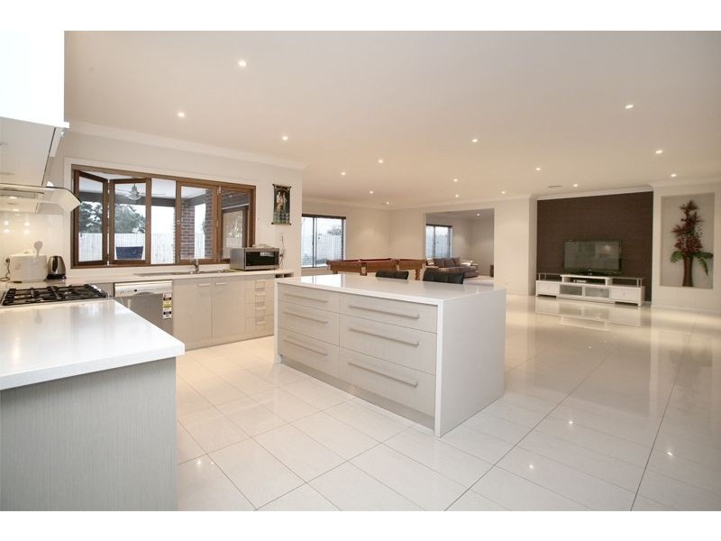 4 The Grove, Hampton Park VIC 3976