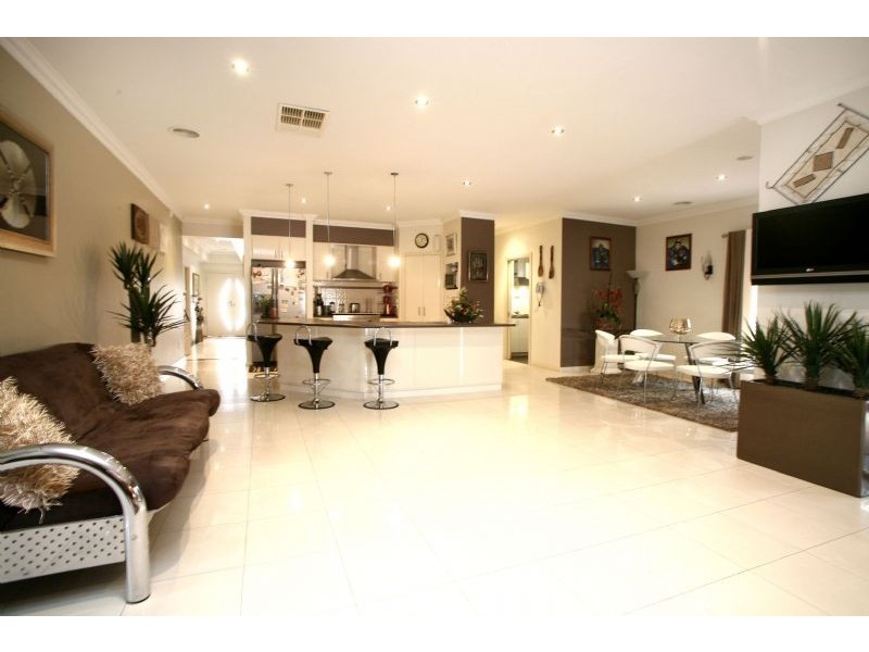 16 Charlwood Close, Lynbrook VIC 3975