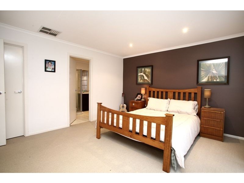 6 Tembie Rise, Lynbrook VIC 3975
