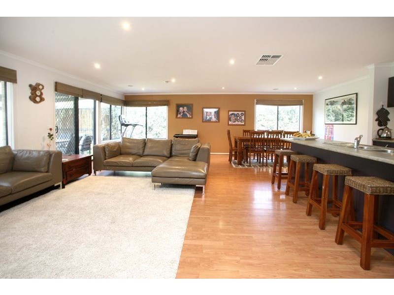 6 Tembie Rise, Lynbrook VIC 3975