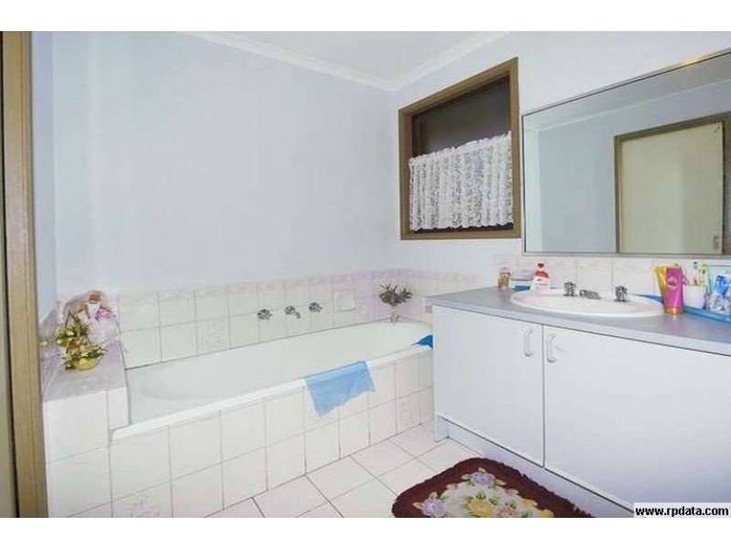 2/122 Fordholm Road, Hampton Park VIC 3976