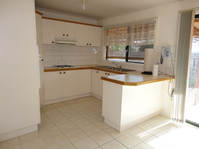 2/4 Camdale Close, Hampton Park VIC 3976