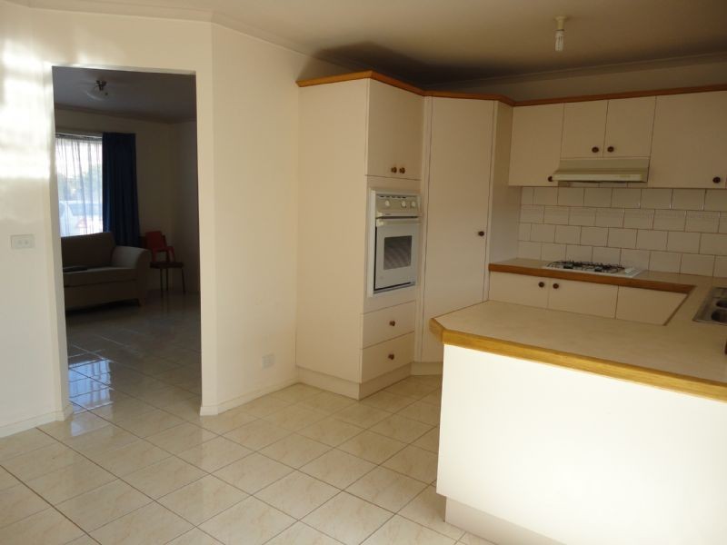 2/4 Camdale Close, Hampton Park VIC 3976