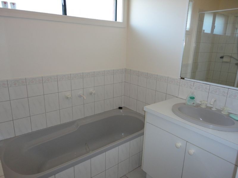 2/4 Camdale Close, Hampton Park VIC 3976