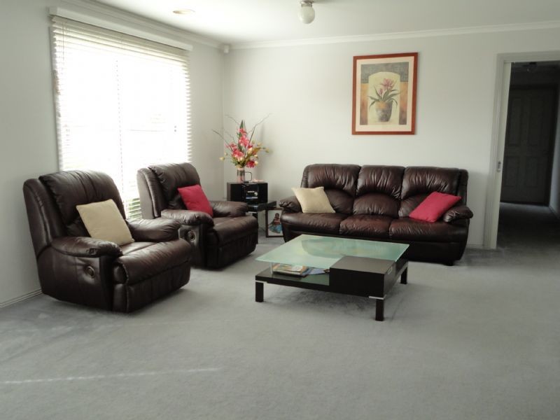 99 Hutchinson Drive, Lynbrook VIC 3975