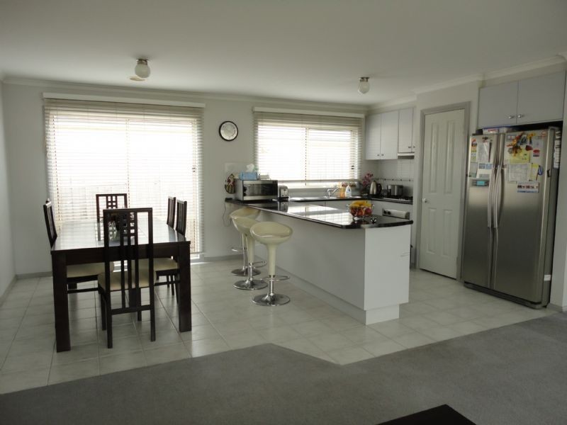 99 Hutchinson Drive, Lynbrook VIC 3975