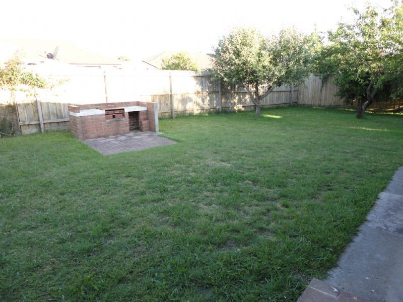 8 Hedley Place, Hampton Park VIC 3976