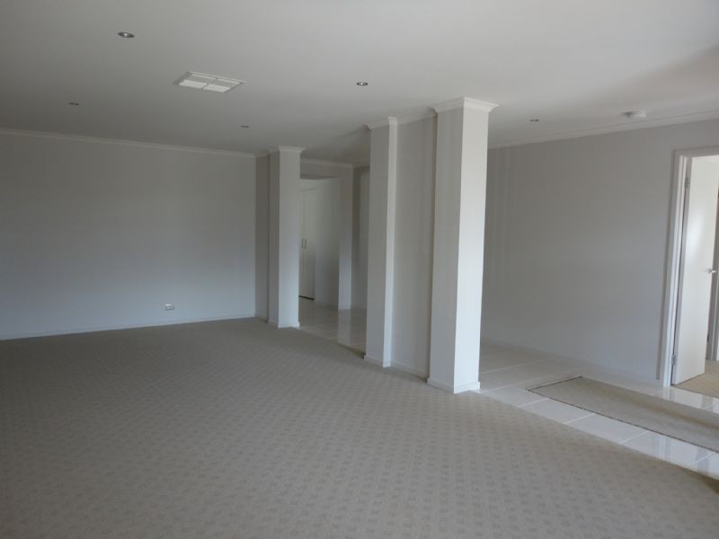 12 Aisbett Close, Lynbrook VIC 3975