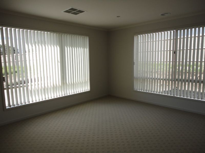 12 Aisbett Close, Lynbrook VIC 3975