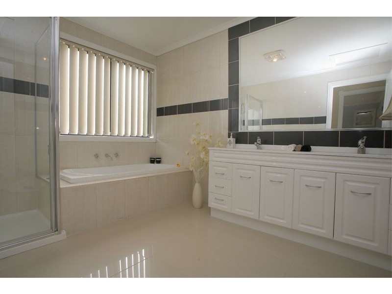 18 Hopegood Place, Lynbrook VIC 3975