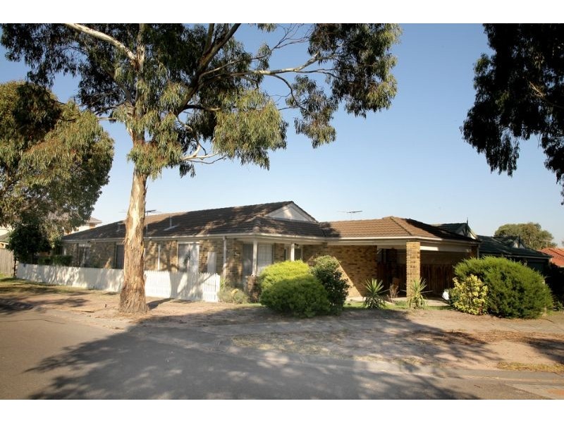 2 Dobson Crescent, Lynbrook VIC 3975