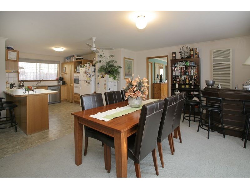 2 Dobson Crescent, Lynbrook VIC 3975