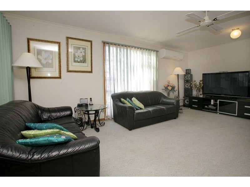 2 Dobson Crescent, Lynbrook VIC 3975