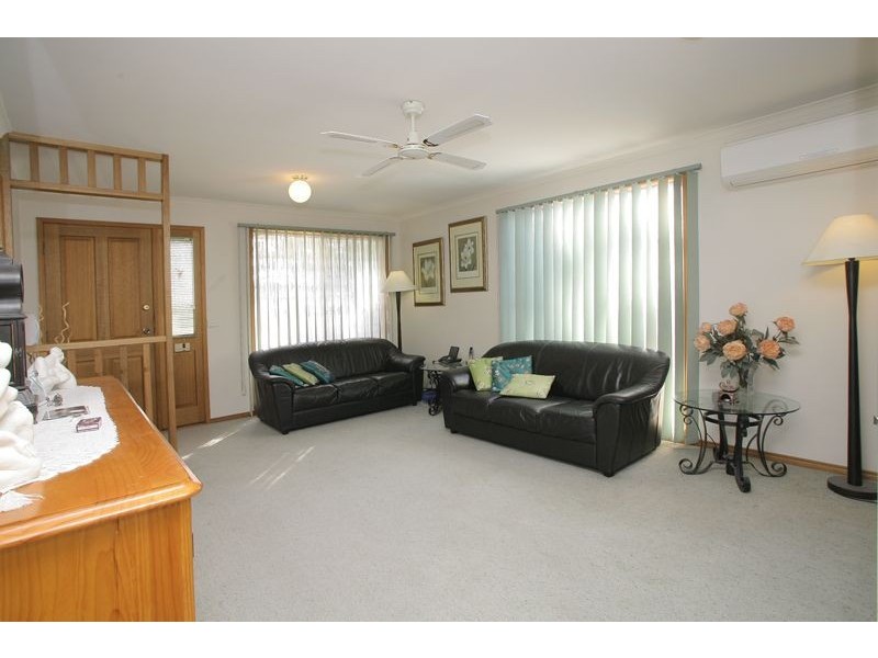 2 Dobson Crescent, Lynbrook VIC 3975