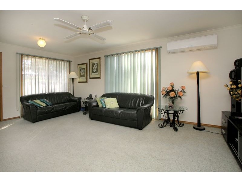 2 Dobson Crescent, Lynbrook VIC 3975